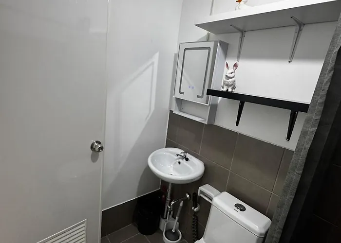 Apartment Modern With Balcony And View Near Bgc *